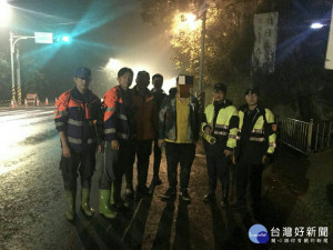 大溪警方將鄧男救出，幸安然無羔。
