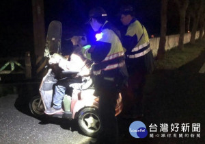 老翁代步車「欠電」　暖警手推過馬路