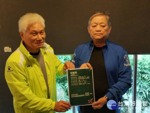 台南市體育總會劉福財理事長（右）和執行秘書蕭永福。