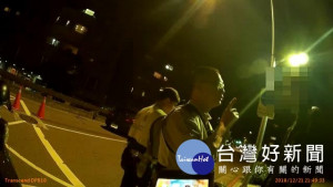 男子抽菸騎車遭攔查　警查獲武士刀送辦