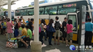 返鄉出遊在左營高鐵候車。（圖／記者郭文君攝）