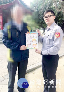 北港所員警郭耀星細心向老翁解說詐騙集團慣用手法，成功阻止老翁遭受詐騙，保住辛苦存下的血汗老本。（記者陳昭宗拍攝）