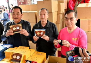 南投縣竹山鎮「紫南宮」於元旦發送第一波紀念幣「豬來福」招財錢母，吸引7萬多名信眾前來排隊領取。