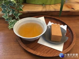 微熱山丘南投三合院奉茶服務很溫馨。（記者扶小萍攝）