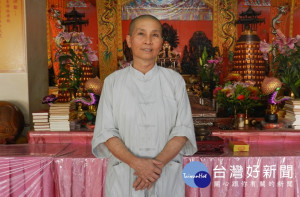 ▲滿懷慈悲心，曾為５００名泰勞提供溫飽化緣買機票的高雄田寮石頭廟住持釋天樺。（圖／記者范文濱攝）