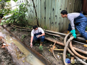 稽查人員在警方協助下現場搜索調查，查獲場內遺留大量的廢液桶，地面亦留存有與場外相同的廢液，因此研判廢液流出污染三峽河 。（圖／環保局提供）