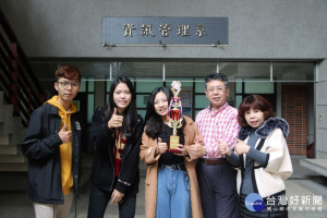 

弘光科技大學資管系開辦跨系整合「微行銷廣告影片創作工坊」課程，課程內容多元豐富，學生組隊參加第三屆全國形象美學創意設計競賽，拿下全國形象微電影第二名殊榮。（記者陳榮昌攝）