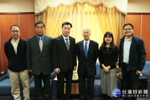 外交部特任大使呂慶龍博士（右3）受邀到崑山科大演講。