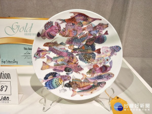 「一隻白色小魚迷失在巴洛克的群聚裡」作品。圖／記者鄧富珍攝