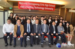 韓國群山市榮光女中師生在建國科大觀光系合影。