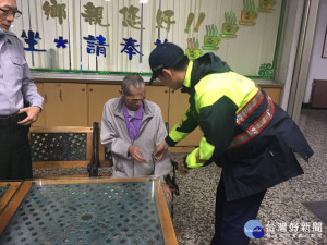老翁異鄉迷途　暖警助其返家