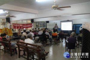 東港分局護老宣導　送長者掛包警示燈