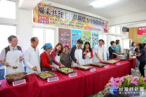 衛福部長陳時中與來賓共同為長輩服務打菜。（家照提供）