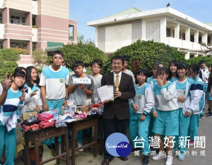 北港高中辦理愛心跳蚤市場義賣活動，除落實公益互助精神，培養師生愛物惜物及環保觀念，亦幫助社福團體安心過好年。（記者陳昭宗拍攝）