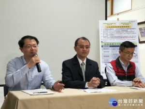 彰化縣環保局長阮順寧（左）表示,，彰化環保局研議增設堆肥場，處理龐大廚餘。圖／記者鄧富珍攝