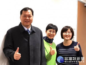 王正坤醫師(左)代表台灣皮膚科醫學會出席與林岱樺立委(中)、衛福部劉越萍簡任技正(右)合照。