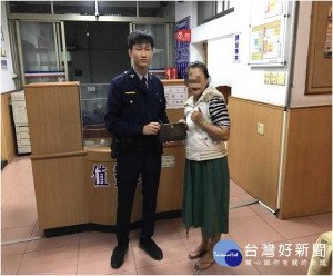 粗心遺落皮包　枋警機智尋回失主