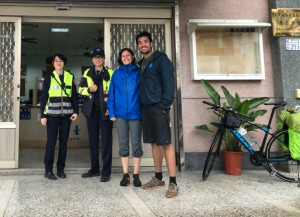 服務無國界　警運用翻譯軟體助法國單車客找到紮營地（圖／台東縣警察局提供）