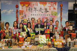農業局與農會共同行銷雜糧伴手禮。