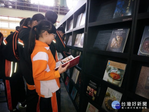 益品書屋提供的精裝圖文書，吸引學生迫不及待的閱讀。〈記者吳素珍攝〉