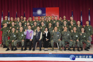 彰化縣長王惠美成功嶺探視役男一起留影紀念。