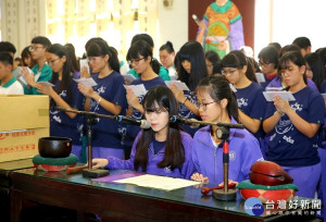 國立竹山高中10日舉辦「師生祭孔暨包高中祈福活動」，至毗鄰竹高之「克明宮文廟」祭拜大成至聖先師孔子，應考同學虔誠恭讀「疏文」，祈求大學學測包高中！