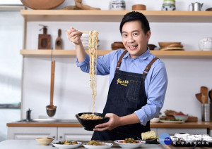 「型男主廚」吳秉承最近跨刀與興霖食品合作，研發技術指導並代言乾拌麵產品「麵大師」，在網路市場上斬獲豐碩。（圖／興霖食品提供）