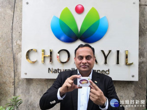 Medimix香皂原廠CHOLAYIL集團外銷經理Kesav請大家認明皂盒右上角帆船LOGO，才有原廠保障！