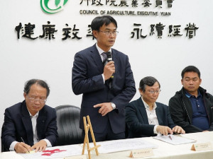 農委會代理主委陳吉仲（左二）真除，成為新任主委。（圖／農委會提供）