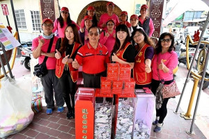 南投縣竹山鎮紫南宮13日舉辦捐發票換錢母活動，吸引逾萬人排隊捐發票做愛心，發票全數捐給華山基金會，幫助獨老及弱勢族群。