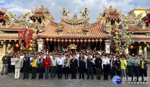 國立東石高中大學學測配天宮祈福，歷年來最巧妙美好的考生組合