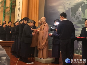 證嚴法師贈慈濟委員等人福慧紅包祝福新年平安。（記者扶小萍攝）