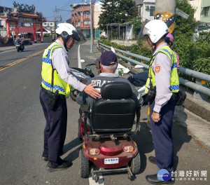 電動車突然故障　警護送老翁平安返家（圖／屏東縣警察局提供）