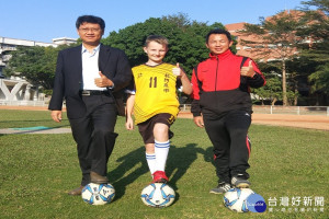 北門高中國際交換生獲贈球衣和球鞋。