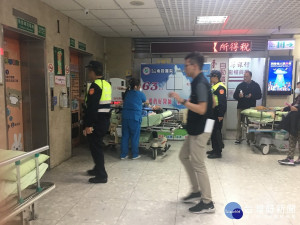 涉嫌開槍男子急救後送往加護病房救治，警隨同戒護。（記者扶小萍攝）