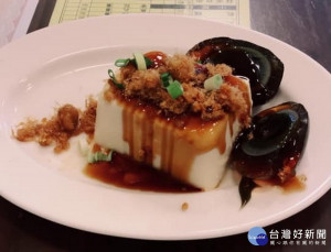皮蛋豆腐是一道很受歡迎的家常小菜。（南投醫院提供）