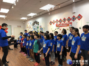 合唱團演出。