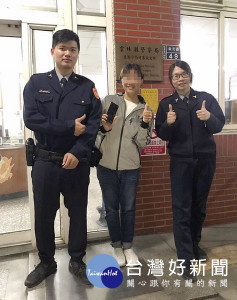民眾手機不慎掉落在小黃計程車上，經由北港警方科技辦案協助，順利找回遺落的手機，亦感謝警方高效率為民服務的熱忱。（記者陳昭宗拍攝）