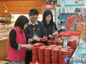 彰化縣衛生局會同彰化縣政府消保官，針對賣場年節食品抽驗。左起為衛生局食品衛生柯科長林毓芬、消保官簡金晃、林秀蓮。圖／記者鄧富珍攝
