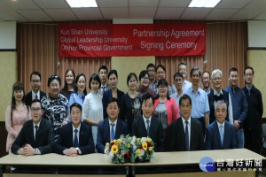 崑山科技大學與來訪的蒙古教育參訪團簽署合作備忘錄。