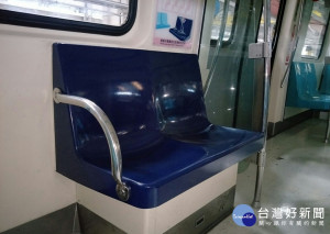 台北捷運公司表示，為讓使用博愛座的旅客起身方便，即日起試辦車廂博愛座增設扶手措施，將高運量各路線部份列車的博愛座加裝扶手。（圖／台北大眾捷運股份有限公司）
