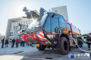 美洲豹6X6的高效能化學車射程長達100公尺，1分鐘可將6千公升的水射完，在特種情況下，產生最大的效能

