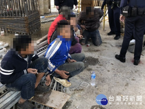 警員發現外籍勞工見到警車便神色緊張步入工地，上前盤查一舉查獲6名失聯移工。