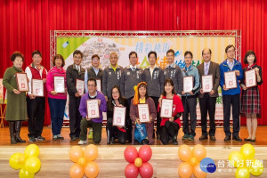 桃園市長鄭文燦參加107年度歡慶樂齡10週年暨樂齡學習成果展，頒發樂齡學習中心各項感謝狀。
