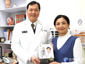 王正坤醫師向鄧丹博士介紹各種雷射特性，並致贈醫學美容書籍。