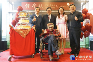 客家局以日式宿舍為主題製作翻糖蛋糕，造型引發現場來賓高聲歡呼