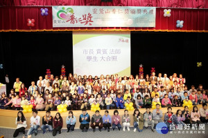 靈鷲山桃園區第16屆普仁獎於桃園高中舉行頒獎典禮，共有94位學生得獎。