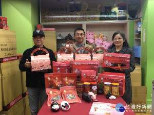 南投農產運銷公司農曆年前推禮盒目前有優惠。（記者扶小萍攝）