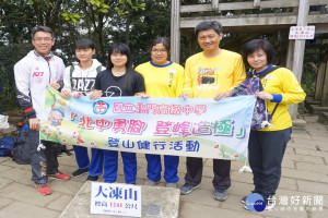 北門高中全盲生陳楚芸登頂南市最高峰。