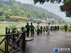 溪畔增設木作休憩觀景平台（圖／台北市政府公園處提供）